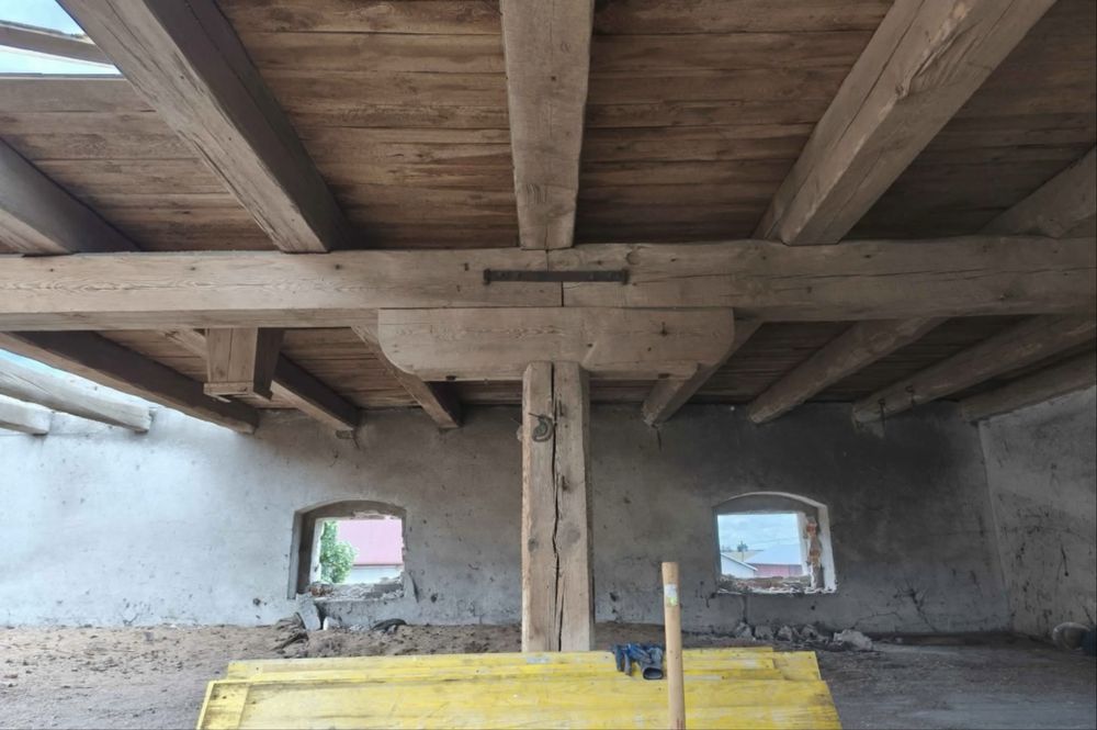 Rozbiorka i skup drewna starego , belek , desek , bali .