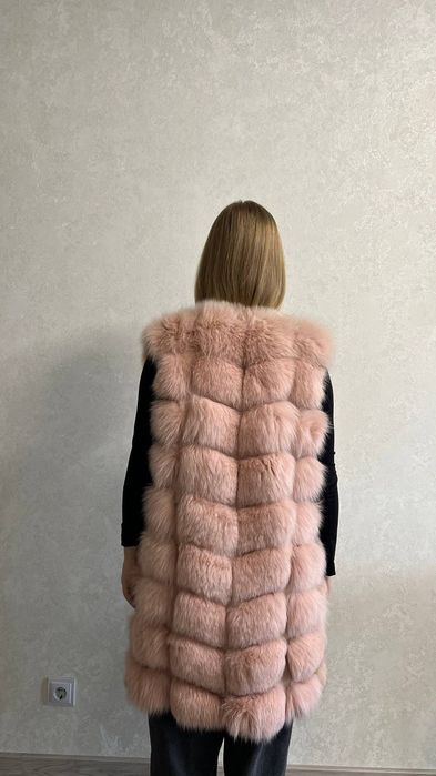 Хутрова жилетка пудрового кольору
