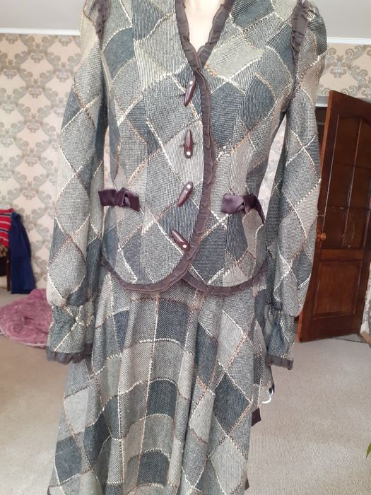 Продам женский костюм