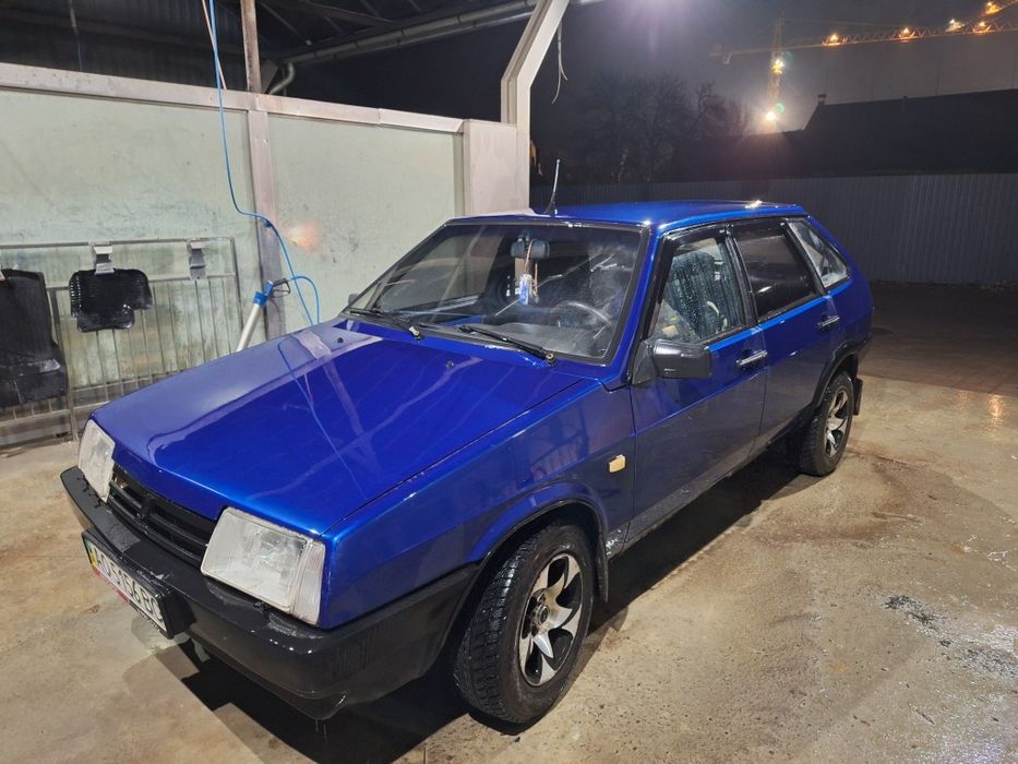 Продаю ВАЗ 21093 2002р. Газ-бензин, повністю на ходу мотор та коробка працює добре, не гнила та без корозій, не що давно замінено масло всі фільтра та нове щеплення, електросклопідйомники, нова зимня резина, а також комплект літньої резини, прийшов глянув і поїхав) кого цікавить дзвоніть, або viber 06******38 розповім детальніше.