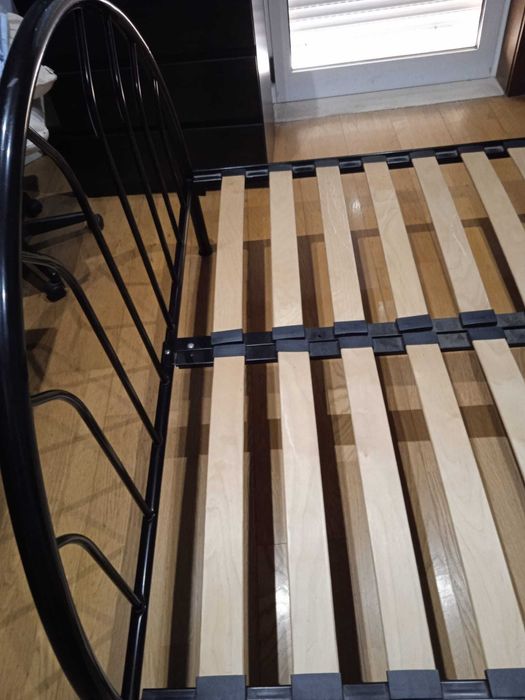 Cama de estrutura tubular metálica. 195x160cm