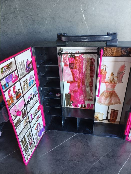 Plastikowa szafa dla lalek Barbie