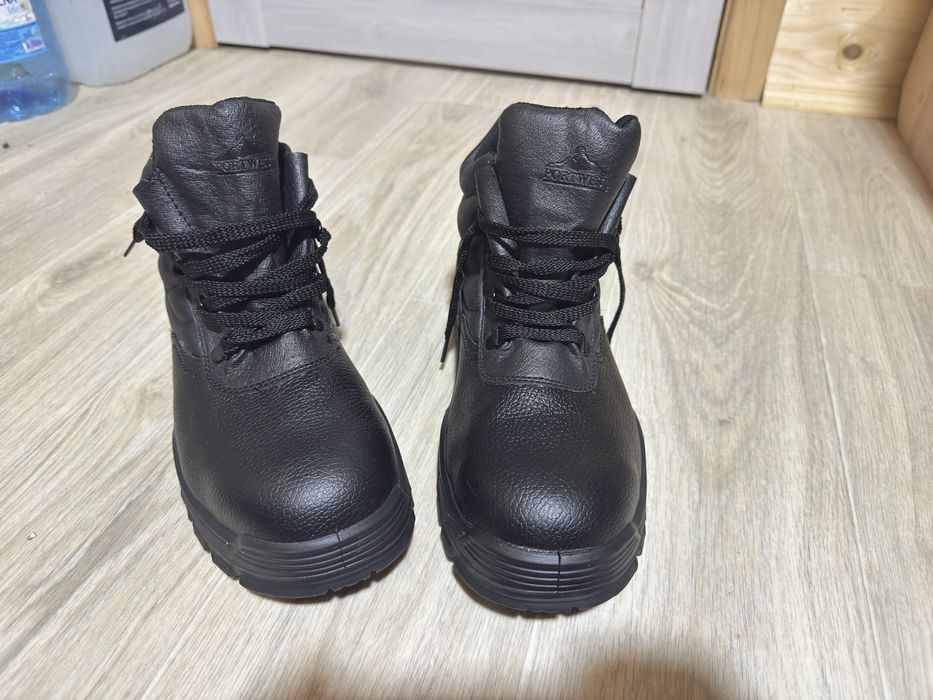 Робоче взуття великого розміру
