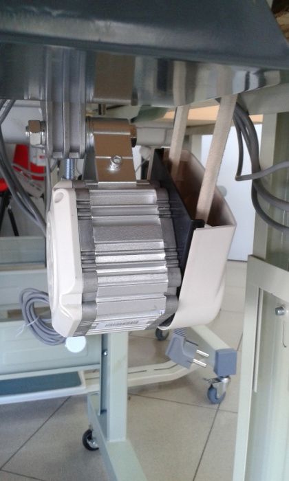 Maquina costura ziguezague 20U NOVA