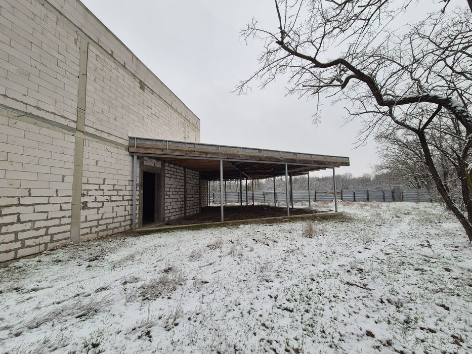 Продам здание + 6 соток. Выход в лес.