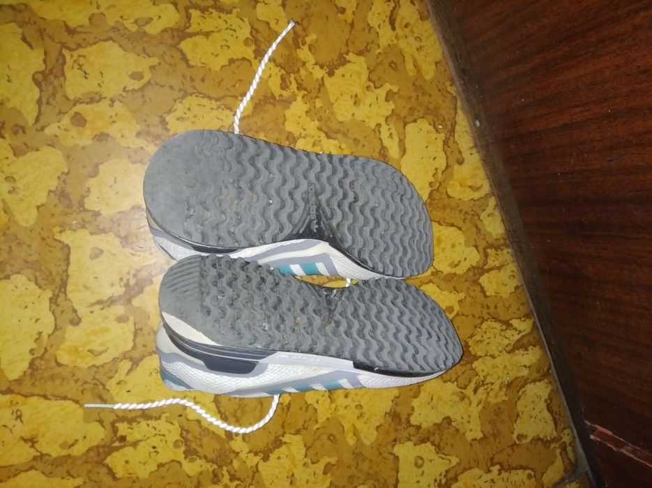 Продам кроссовки адики