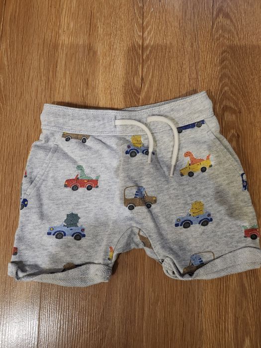 Krótkie spodenki z samochodami i dinozaurami h&m r. 74
