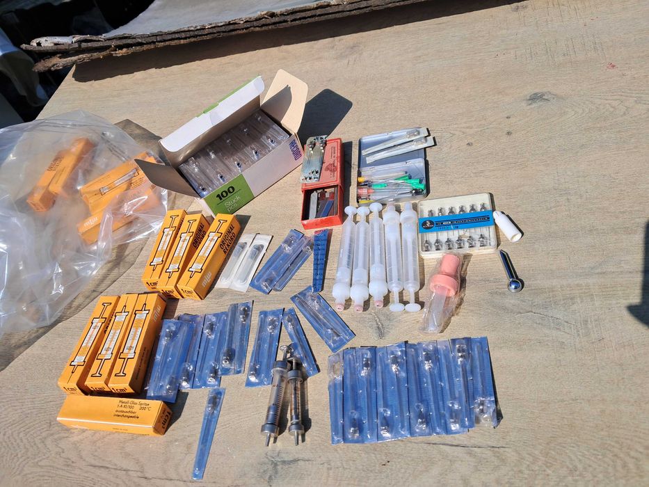 Szklane strzykawki z DDR