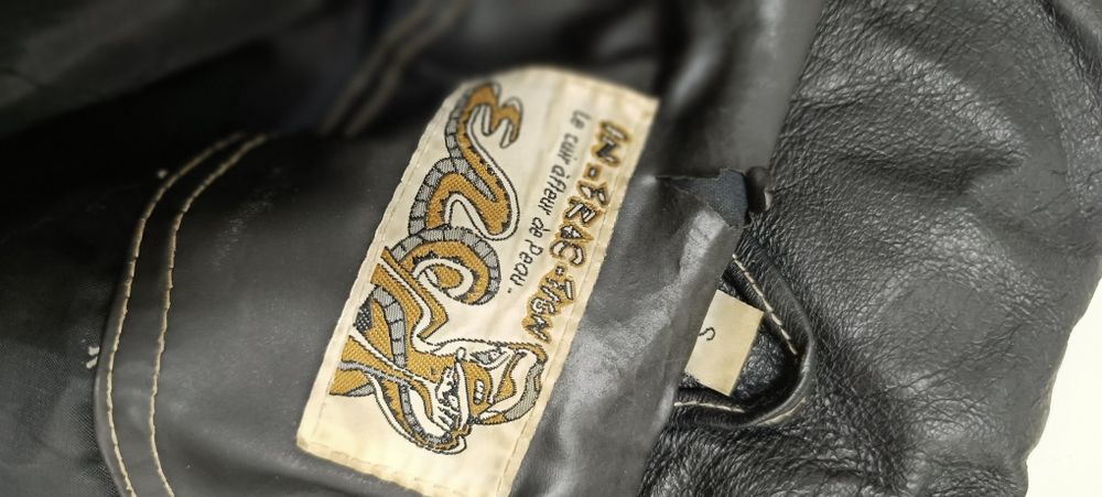 Casaco para usar com ou sem capuz. Para homem, em pele. Usado