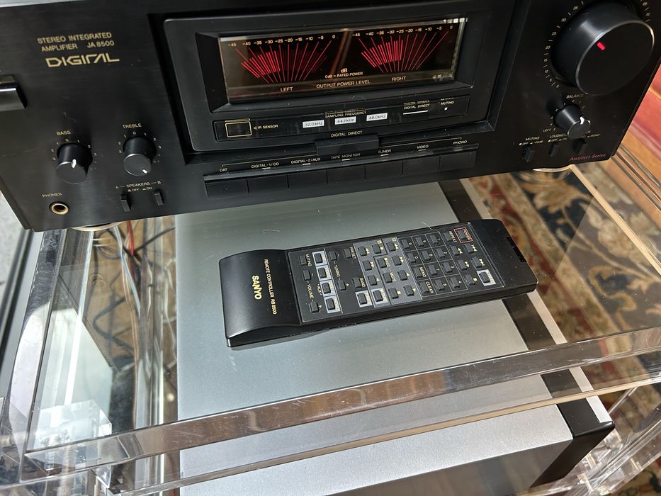 Fantastivo amplificador Sanyo JA8500 digital,com comando.exc estado