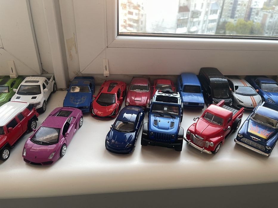 Металеві машинки 1:24-1:64
