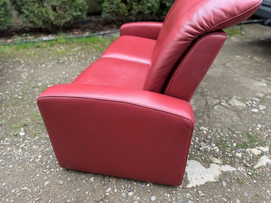 Шкіряний диван.