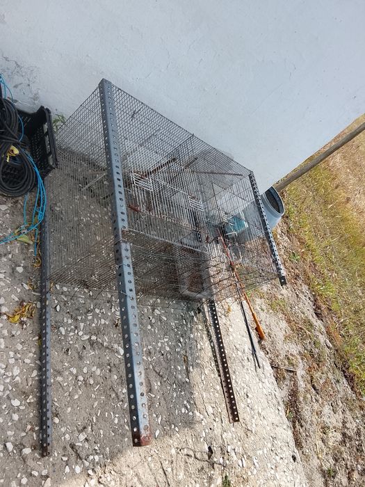 Três viveiros para aves