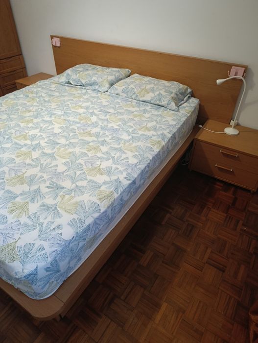Cama de Casal em Madeira Maciça c/ Sommier Elevatório (Baú) + 2 Mesas de Cabeceira + Colchão