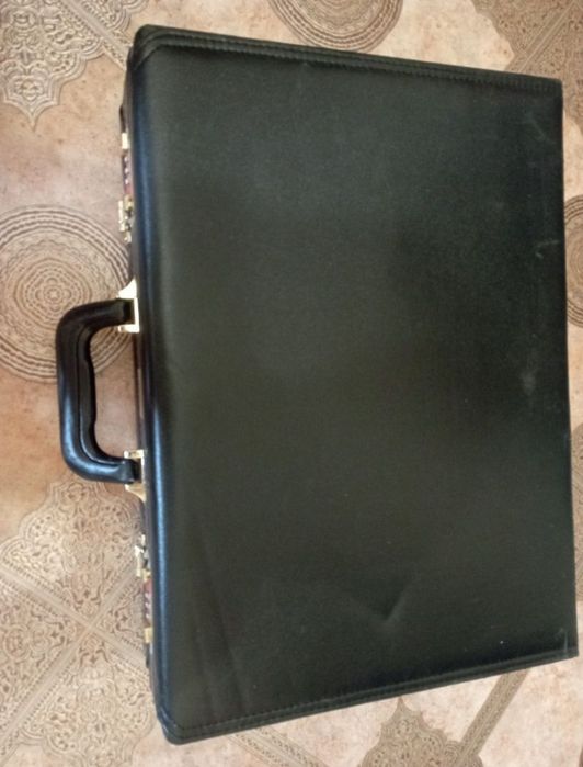 Чемодан чорний в гарному стані