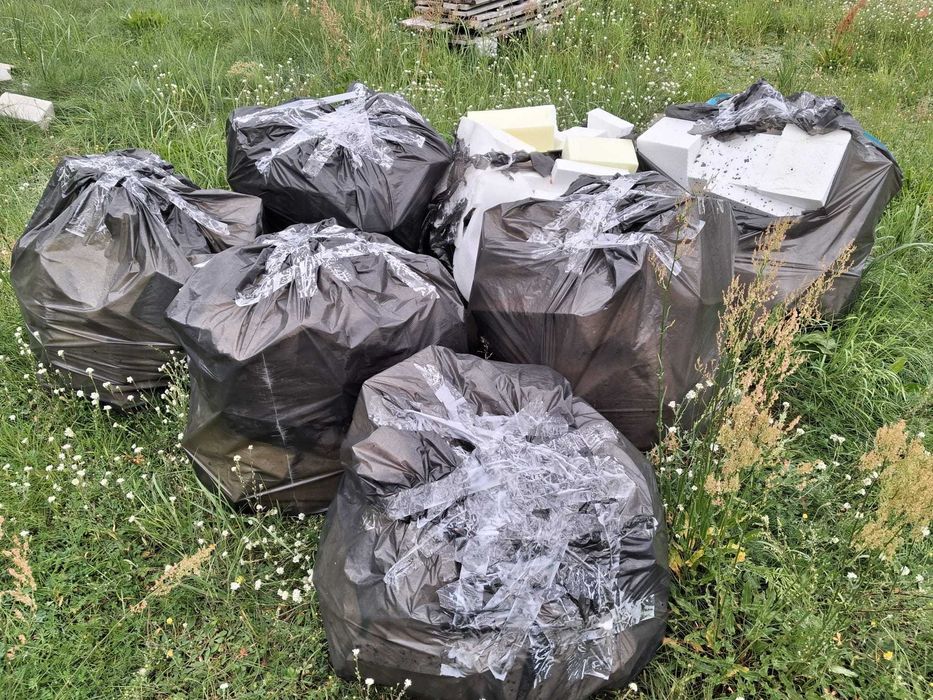 Resztki zrzynki styropianu