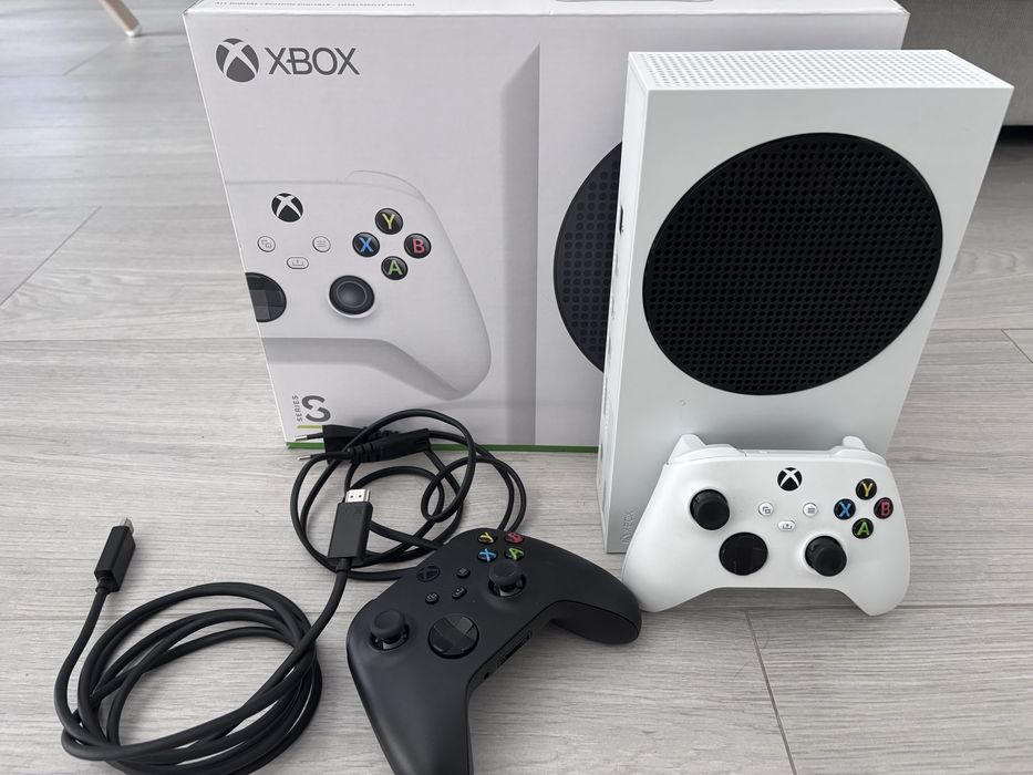 Xbox series s c/ caixa 2 comandos