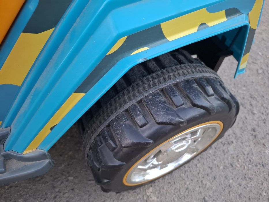 Дитячий клектромобіль