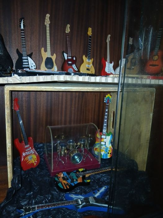 Colecao 25 viola guitarra minitura por   250 €