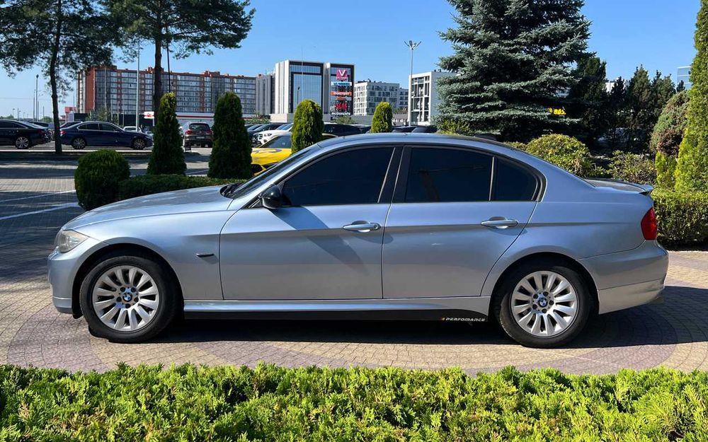 BMW 320 I 2009 року