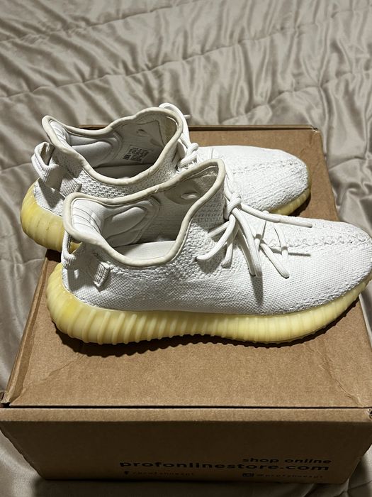 Yeezy Boost 350 V2 na cor "Cream White" ou "Triple White"