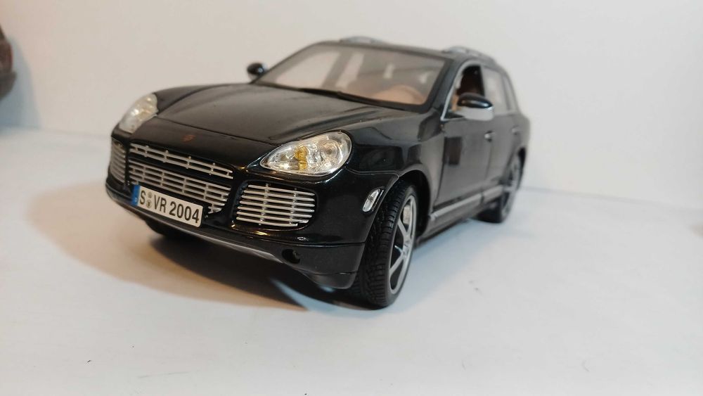 1/18 Porsche Cayenne - Maisto