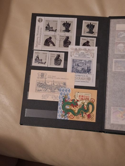 Klaser ze znaczkami w bardzo dobrym stanie