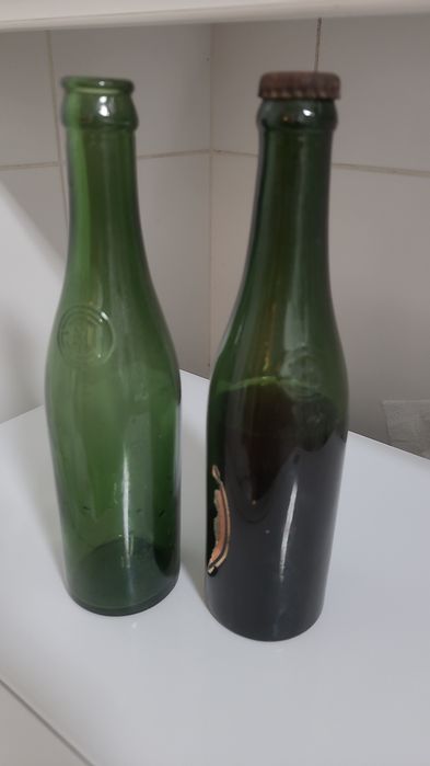 Antiga garrafa de cerveja gravada em alto relevo nas laterais