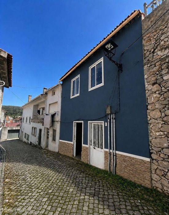 Moradia T3 Remodelada no Centro Histórico de Minde, Santarém 139.000€