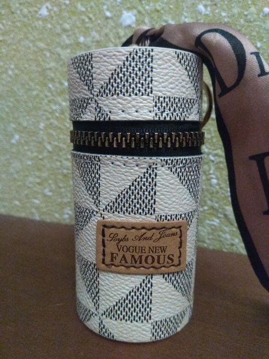 Brelok, pojemniczek na klucze.