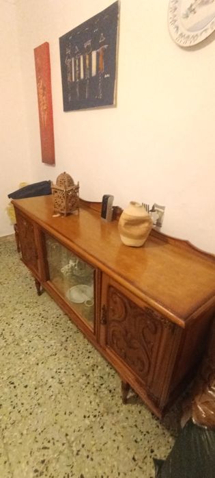Cristaleira e móvel antigos