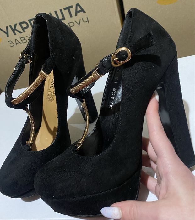 Замшевые туфли на каблуке