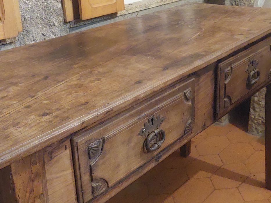 Mesa madeira maciça com 2 gavetas