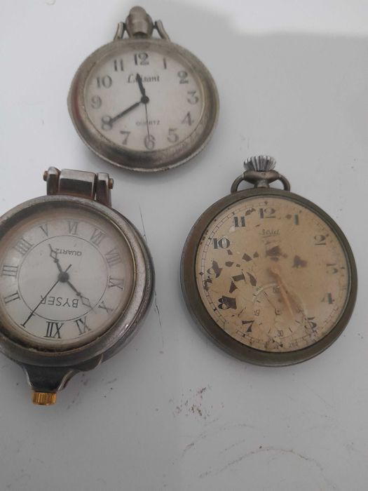 Três Relógios Antigos .