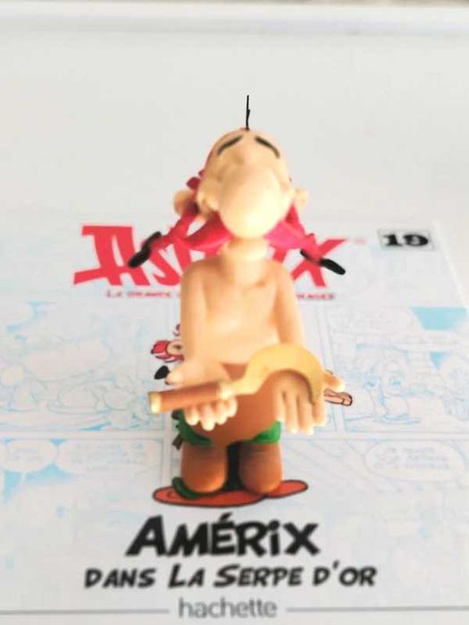 Figura Asterix com livro Amerix uderezo