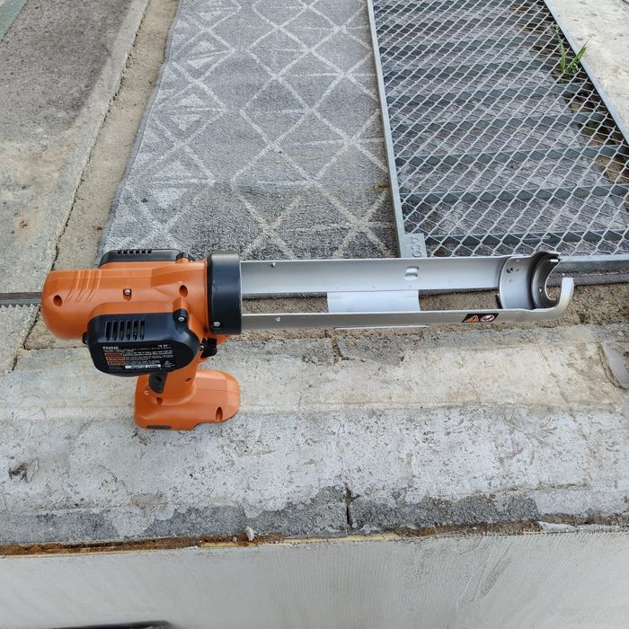 Wyciskacz Pistolet do silikonu mas uszczelniających RIDGID/AEG RB4040 18V AEG