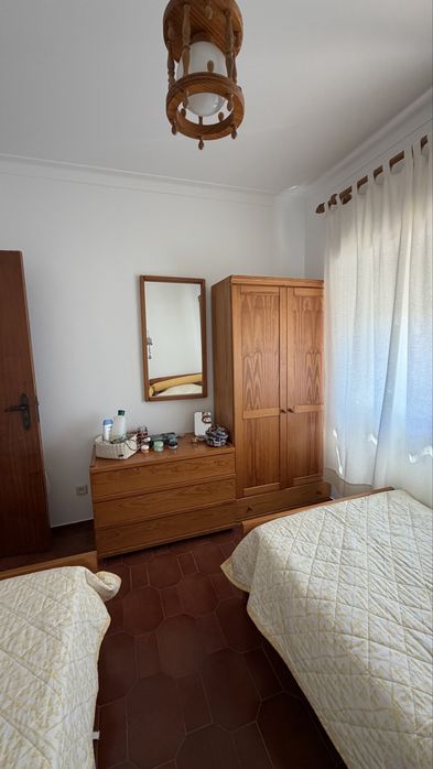 Vende-se comoda de madeira com 3 gavetas