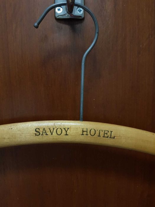 2 cabides cruzetas colecção Hotel Savoy Londres