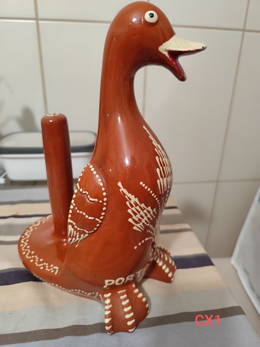 Pato porta rolos em barro.