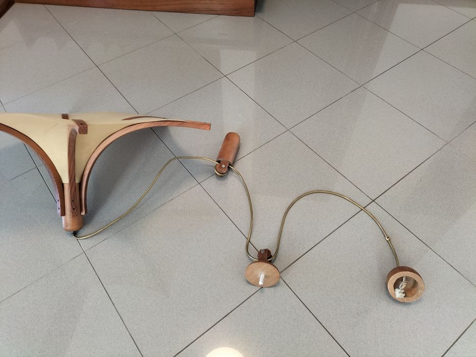 Candeeiro de tecto de madeira e pele