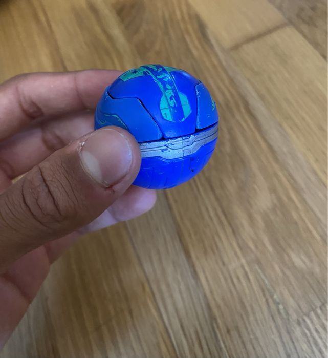Brinquedo que abre quando bate no chão