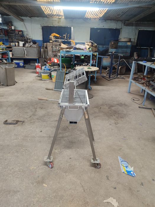 Churrasqueira inox
Inox 304
2mm espessura 
Pés 2mm espe