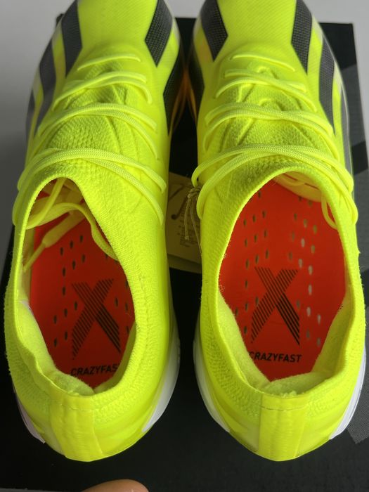 Żółte korki adidas