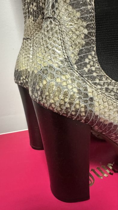 Чоботи-труби з фактурноі шкіри Juicy Couture