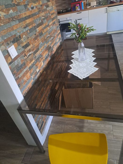 Mesa de Jantar em Vidro Fumê com Estrutura Metálica – Excelente Estado