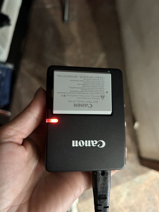 MÁQUINA CANON 1000D + 1 objetiva