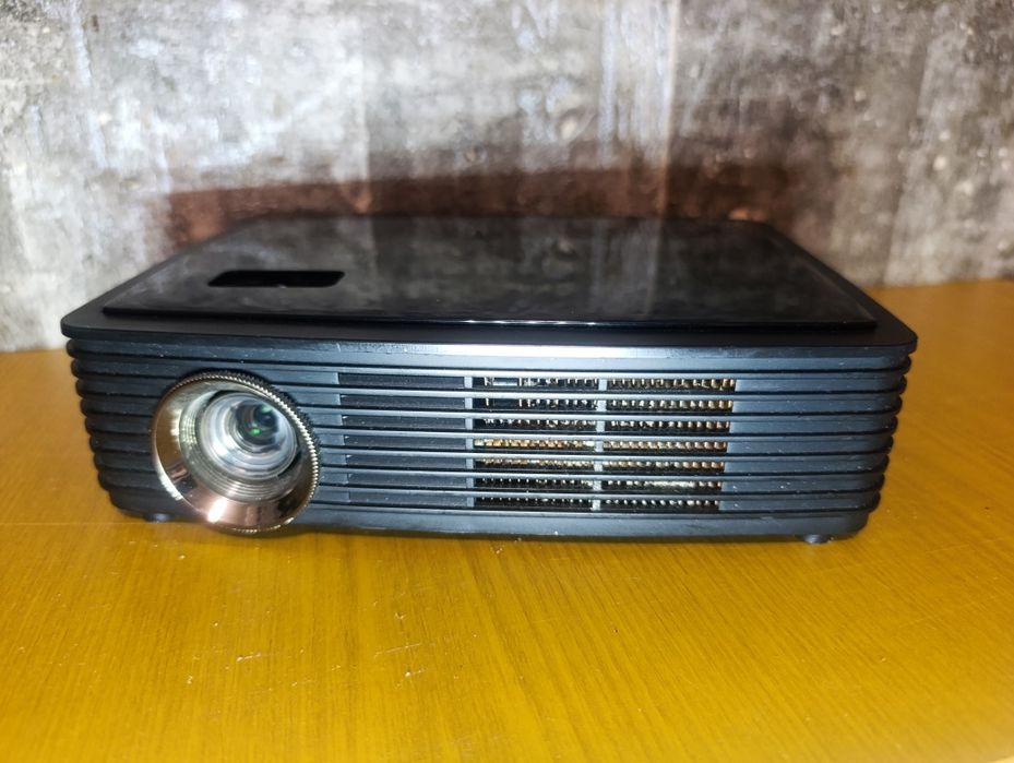 Проектор Luxcine z2000 SD, під відновлення, або запчастини