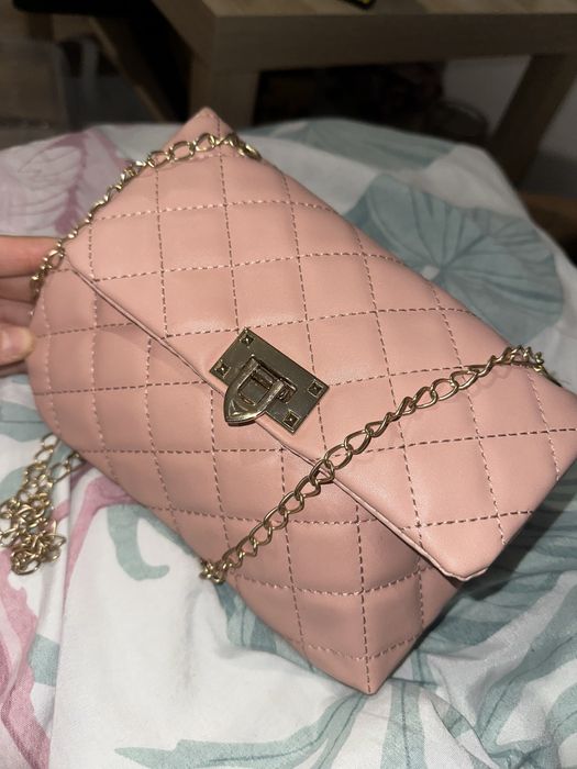 Mała różowa torebka na łańcuszku pikowana