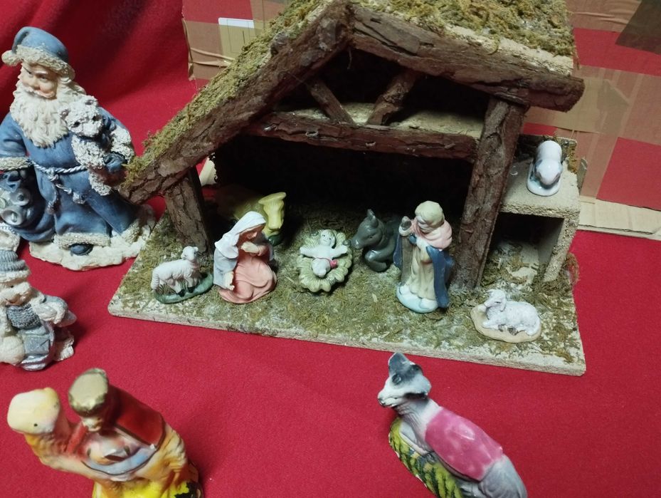 Conjunto de varias figuras presépio e cabana, em muito bom estado