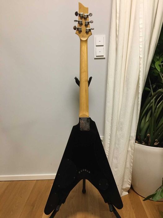 Schecter Diamond V-1 CUSTOM Duncan Designed Active HB+кейс, есть ВИДЕО